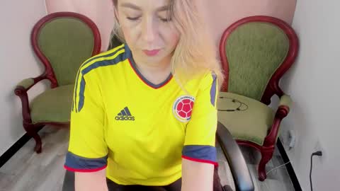 Snapshot of chanel_gold chatting on 10-14-25, 05:47 online show from 10-14-25, 05:47