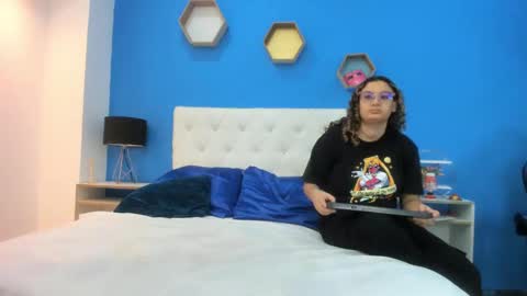 Charles y Elara online show from 02-07-25, 07:49