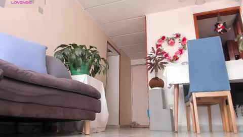 Snapshot of charlize_legs_ chatting on 05-28-26, 03:42 Charlize online show from 05-28-26, 03:42