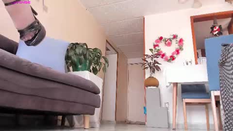 Snapshot of charlize_legs_ chatting on 06-10-26, 04:39 Charlize online show from 06-10-26, 04:39