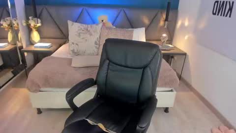 Snapshot of charlotte_copper chatting on 02-18-25, 02:27 Charlotte online show from 02-18-25, 02:27