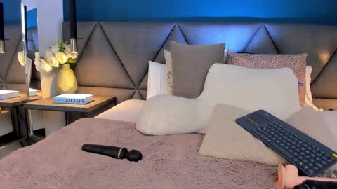 Snapshot of charlotte_copper chatting on 02-24-25, 04:47 Charlotte online show from 02-24-25, 04:47