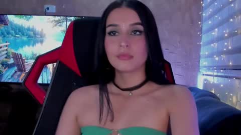 Snapshot of charlotte_greys chatting on 02-23-25, 03:35 Charlotte  online show from 02-23-25, 03:35