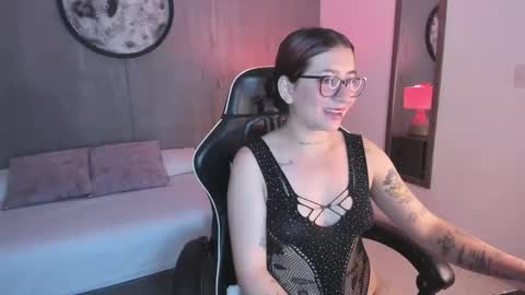 Snapshot of charlottee27_ chatting on 02-08-26, 02:15 Charlottee online show from 02-08-26, 02:15