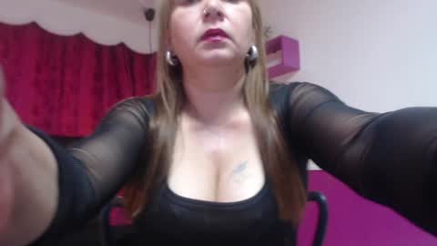 Snapshot of charlottee_brown2 chatting on 01-16-25, 12:09 C H A R L O T T E online show from 01-16-25, 12:09