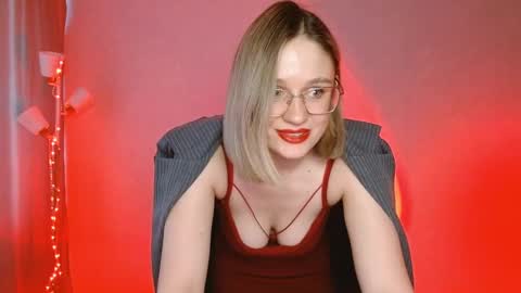 Snapshot of charming_beauty chatting on 02-04-25, 03:44 Michelle online show from 02-04-25, 03:44