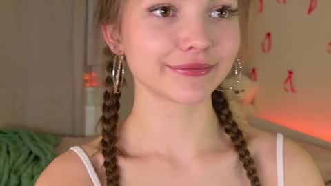 Snapshot of charming_bliss chatting on 01-12-26, 04:01 Kaylee online show from 01-12-26, 04:01