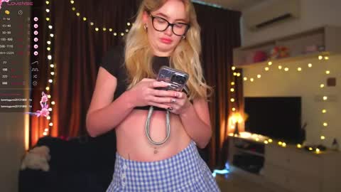 Snapshot of charming_daisy chatting on 03-07-25, 02:36 my fansly Charming daisy My Wishlist for new toys online show from 03-07-25, 02:36