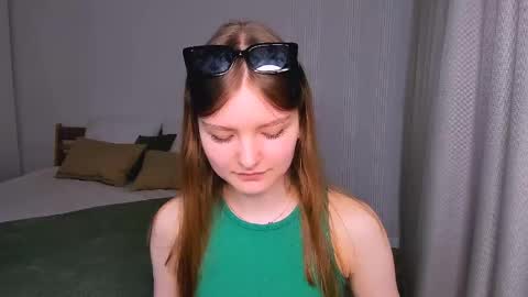 Snapshot of charminglookeva chatting on 05-17-26, 04:21 Im Eva online show from 05-17-26, 04:21