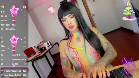 Snapshot of chaturmodels chatting on 12-23-24, 10:44 Sophie online show from 12-23-24, 10:44