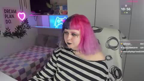 Snapshot of cherrybounce chatting on 03-06-26, 09:33 Sarah online show from 03-06-26, 09:33