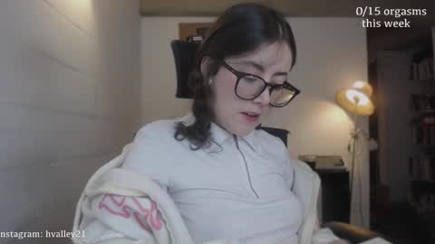 Snapshot of cherrybunny21 chatting on 12-17-25, 05:02 Sarah Prez online show from 12-17-25, 05:02