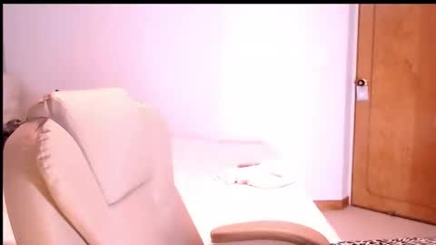 Snapshot of cherrycoloured chatting on 11-17-25, 12:33 Anna online show from 11-17-25, 12:33