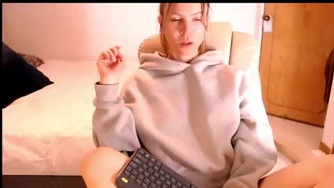 Snapshot of cherrycoloured chatting on 11-20-25, 02:34 Anna online show from 11-20-25, 02:34