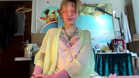 Snapshot of cherrylcornes chatting on 04-30-26, 12:11 Nika online show from 04-30-26, 12:11