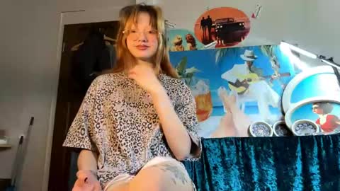 Snapshot of cherrylcornes chatting on 05-13-26, 10:23 Nika online show from 05-13-26, 10:23