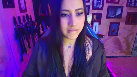 Snapshot of cherryy_bombshelll chatting on 10-11-25, 05:00 cherry online show from 10-11-25, 05:00