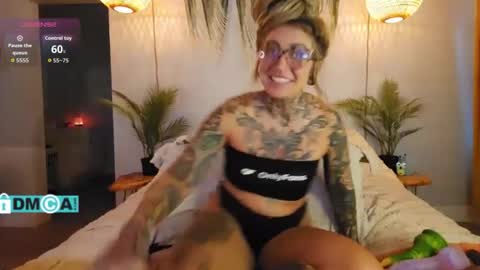 Snapshot of cheviblue chatting on 12-01-25, 01:38 Chevi Blue online show from 12-01-25, 01:38