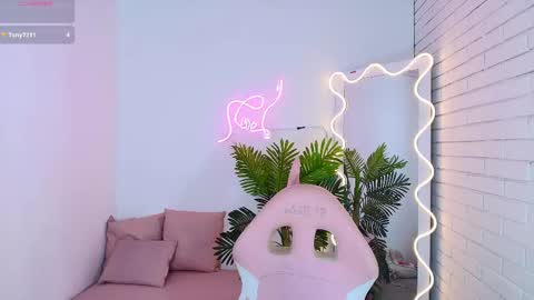 Snapshot of chiara_tay chatting on 03-08-25, 06:54 Chiara online show from 03-08-25, 06:54