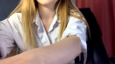 Snapshot of chill_velvet chatting on 09-24-25, 06:22 Sasha online show from 09-24-25, 06:22