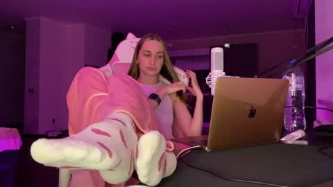 Snapshot of chillgoddess chatting on 12-09-24, 04:37 Goddess Vika - owner of all ur money online show from 12-09-24, 04:37