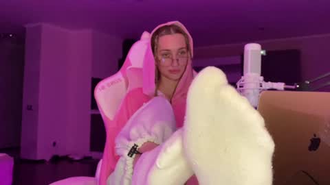 Snapshot of chillgoddess chatting on 12-14-24, 03:15 Goddess Vika - owner of all ur money online show from 12-14-24, 03:15