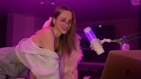 Snapshot of chillgoddess chatting on 12-24-24, 06:28 Goddess Vika - owner of all ur money online show from 12-24-24, 06:28