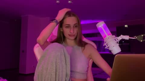 Snapshot of chillgoddess chatting on 12-25-24, 04:11 Goddess Vika - owner of all ur money online show from 12-25-24, 04:11