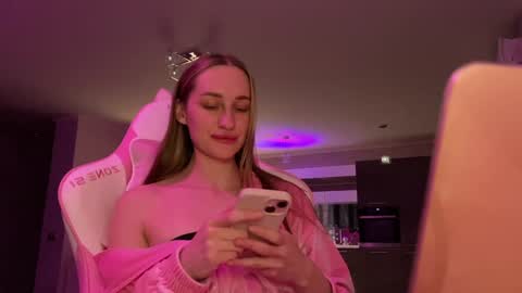 Snapshot of chillgoddess chatting on 01-23-25, 08:24 Goddess Vika - owner of all ur money online show from 01-23-25, 08:24