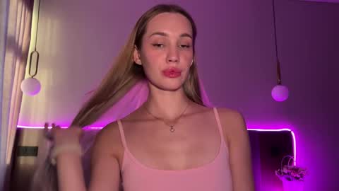 Snapshot of chillgoddess chatting on 10-21-25, 01:56 Goddess Vika - owner of all ur money online show from 10-21-25, 01:56