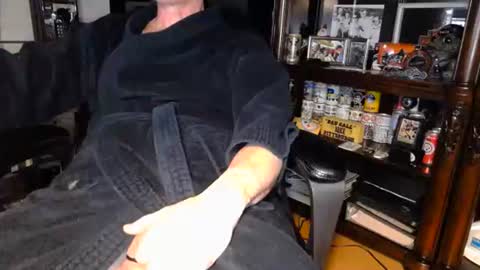 Snapshot of chiphoneman chatting on 03-12-26, 04:51 chiphoneman online show from 03-12-26, 04:51