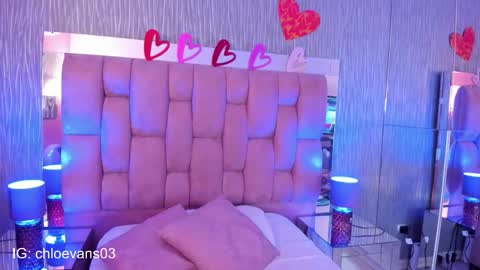 Snapshot of chloe__evans_ chatting on 09-24-25, 11:35 Chloe online show from 09-24-25, 11:35