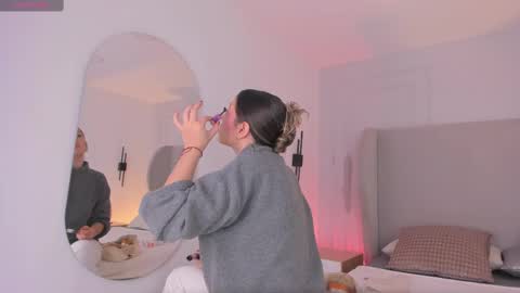 Chloe online show from 11-12-25, 06:58