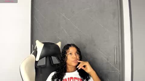 Snapshot of chloe_evans21 chatting on 06-30-26, 12:33 chloe online show from 06-30-26, 12:33