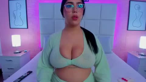 Snapshot of chloe_parker_ chatting on 06-25-26, 05:12 cloe online show from 06-25-26, 05:12