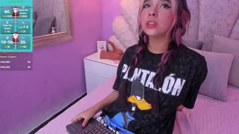 Snapshot of chloe_watson_ chatting on 12-20-24, 01:47 online show from 12-20-24, 01:47