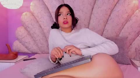 Snapshot of chloe_watson_ chatting on 03-06-25, 12:21 online show from 03-06-25, 12:21