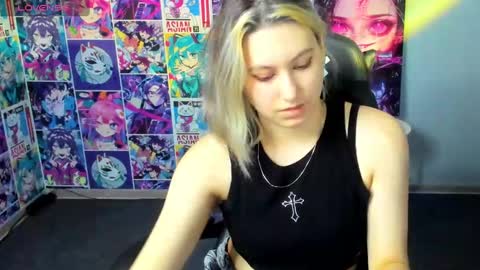 Snapshot of chloebloss0m chatting on 02-19-25, 04:34 Boni online show from 02-19-25, 04:34