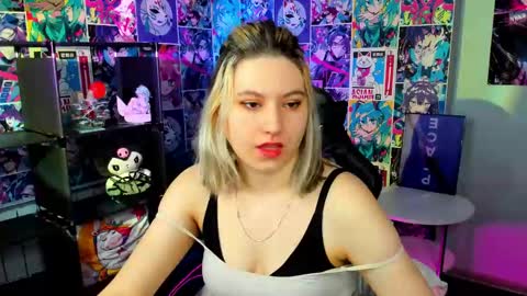 Snapshot of chloebloss0m chatting on 03-08-25, 02:55 Boni online show from 03-08-25, 02:55
