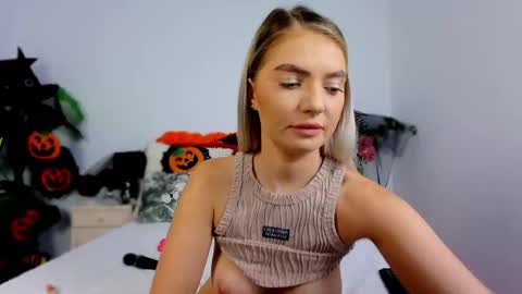 Chloe online show from 10-26-25, 05:02