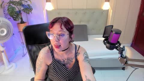 Snapshot of chloerossee chatting on 01-12-25, 01:21 Chloe rosse online show from 01-12-25, 01:21