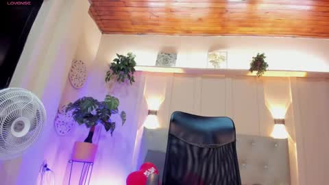 Snapshot of chloerossee chatting on 02-14-25, 01:56 Chloe rosse online show from 02-14-25, 01:56