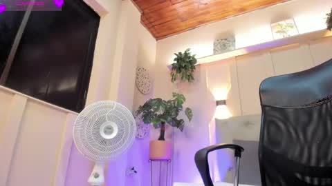 Snapshot of chloerossee chatting on 03-04-25, 07:08 Chloe rosse online show from 03-04-25, 07:08