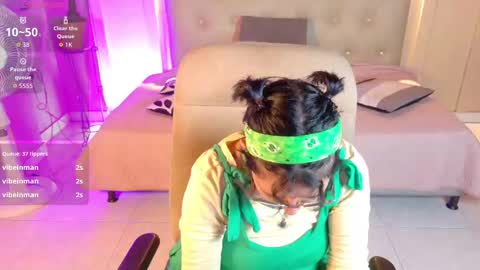 Snapshot of chloerossee chatting on 09-10-25, 01:27 Chloe rosse online show from 09-10-25, 01:27