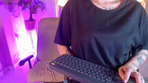 Snapshot of chloerossee chatting on 09-13-25, 02:00 Chloe rosse online show from 09-13-25, 02:00