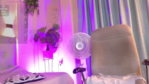 Snapshot of chloerossee chatting on 10-03-25, 01:13 Chloe rosse online show from 10-03-25, 01:13