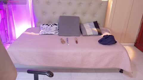 Snapshot of chloerossee chatting on 10-15-25, 01:17 Chloe rosse online show from 10-15-25, 01:17