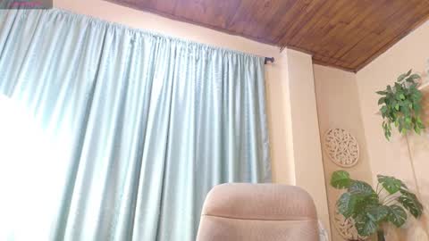 Snapshot of chloerossee chatting on 10-19-25, 01:06 Chloe rosse online show from 10-19-25, 01:06
