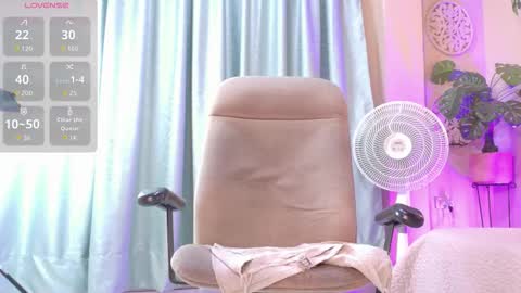 Snapshot of chloerossee chatting on 10-21-25, 01:17 Chloe rosse online show from 10-21-25, 01:17