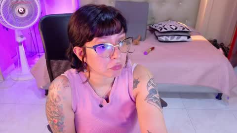 Snapshot of chloerossee chatting on 05-09-26, 01:44 Chloe rosse online show from 05-09-26, 01:44